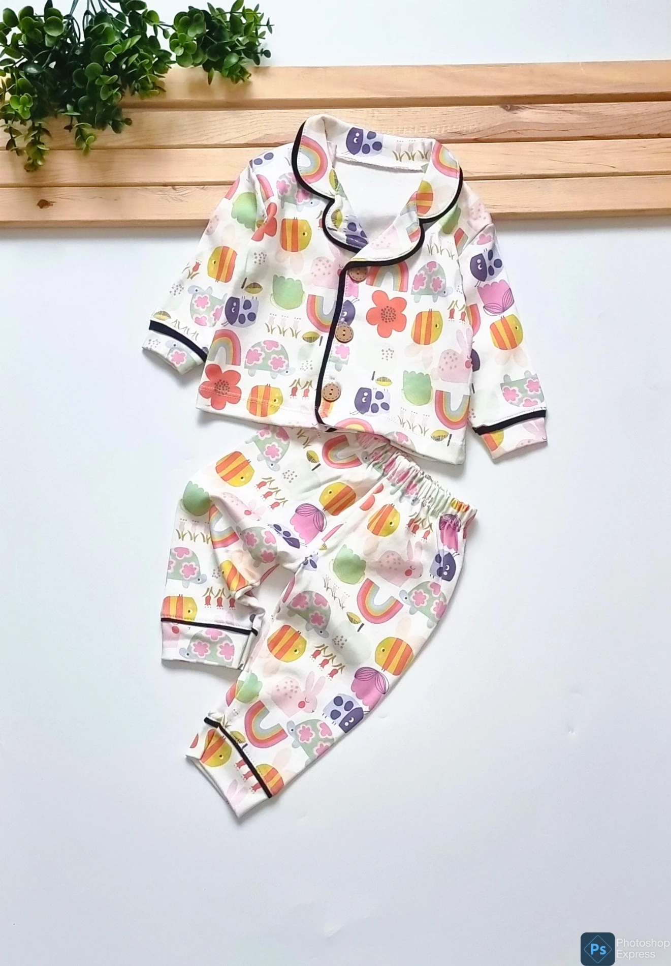Rengarenk desenli pijama takımı 