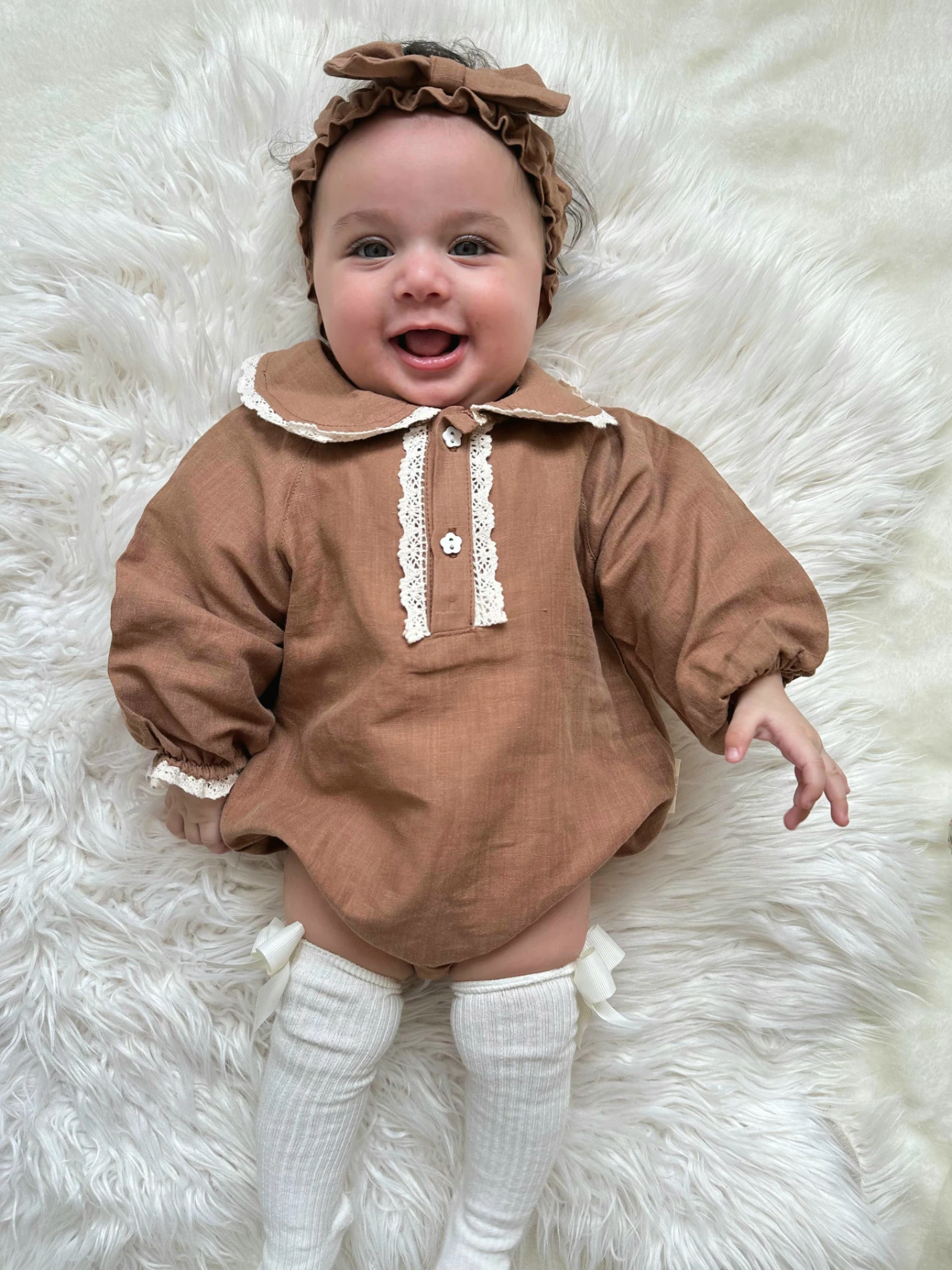 Bebe yaka dantel detaylı bandanali & çoraplı romper