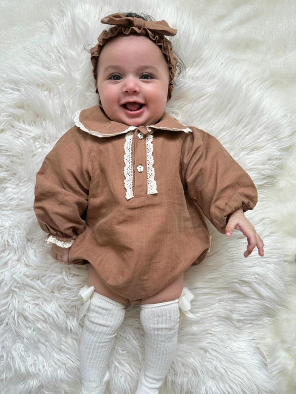 Bebe yaka dantel detaylı bandanali & çoraplı romper