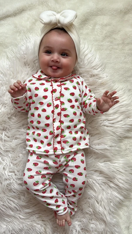 Bebe yaka önden düğmeli çilek pijama 