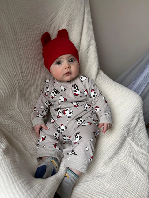 Sevimli pandalar şapkalı tulum