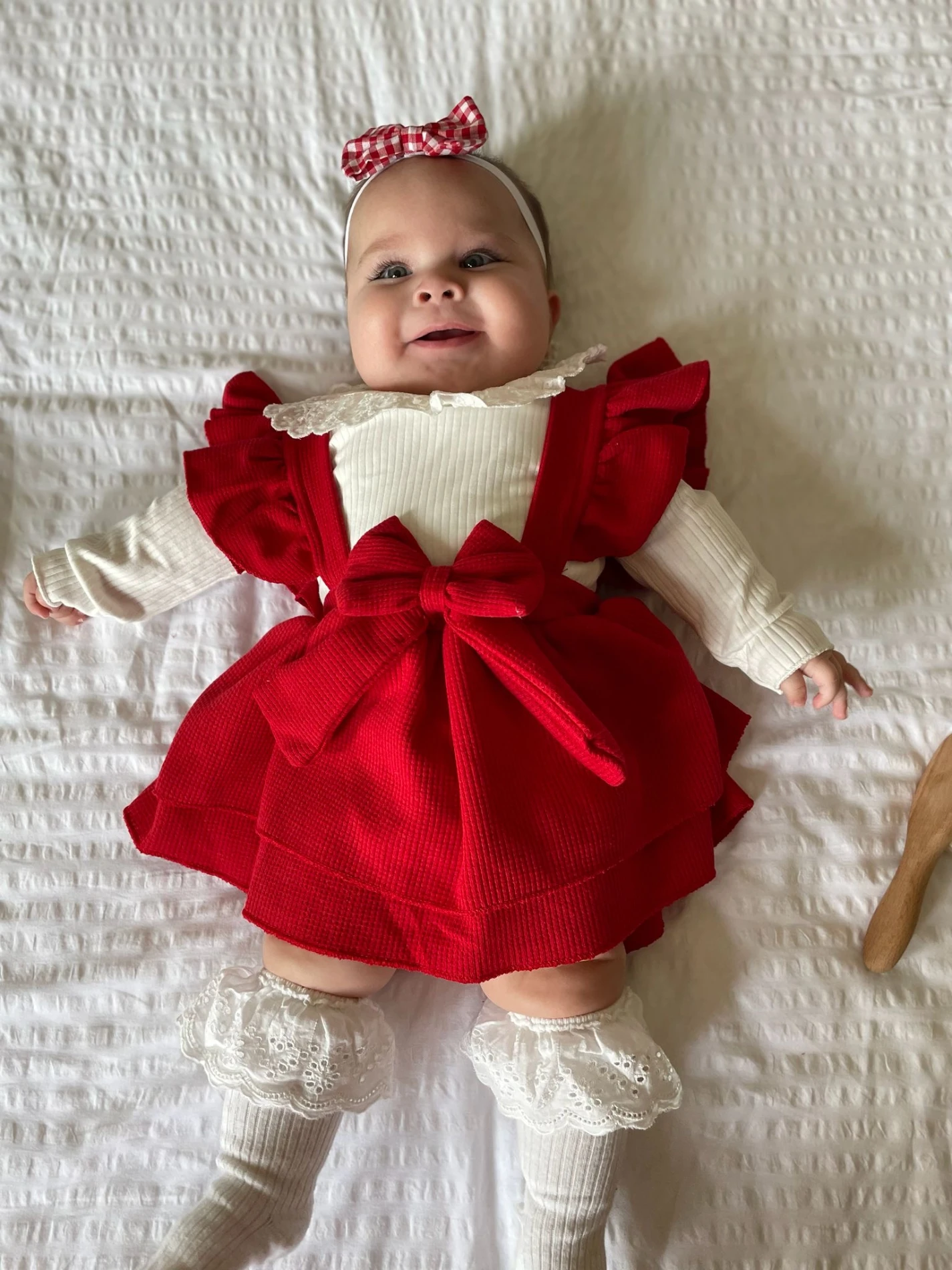 Omuzları fırfırlı yakası dantel detaylı elbise