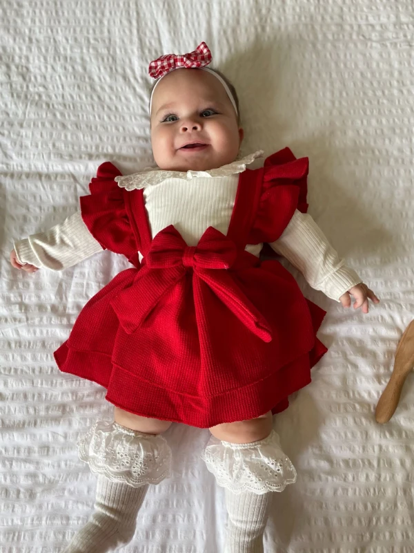 Omuzları fırfırlı yakası dantel detaylı elbise